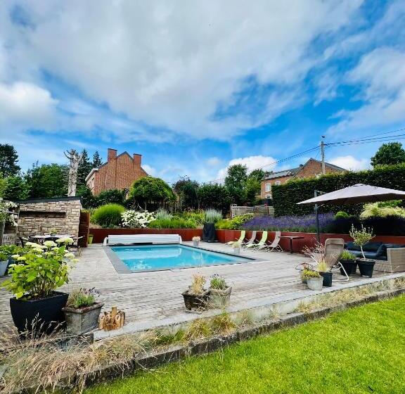 Juste à Côté, Maison De Caractère Avec Piscine