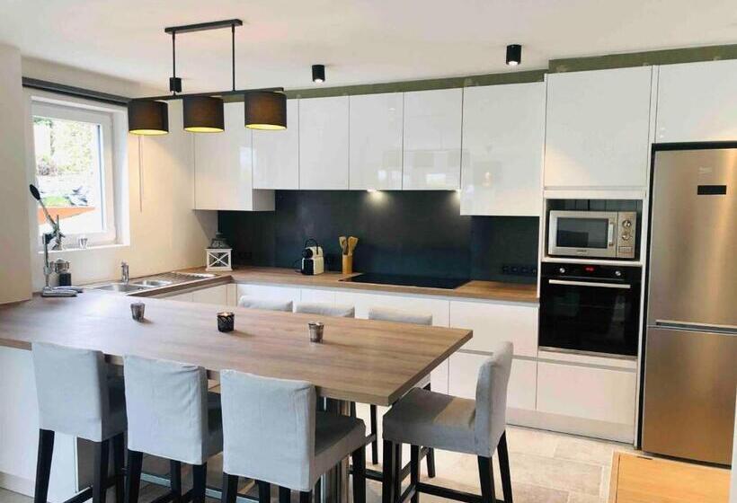 Juste à Côté, Maison De Caractère Avec Piscine