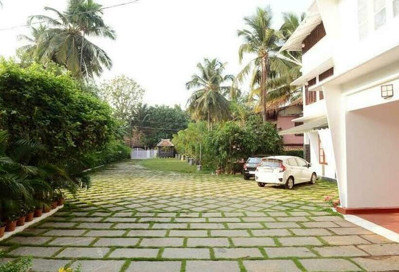 Kaithara Heritage Home Stay  Evergreen Home