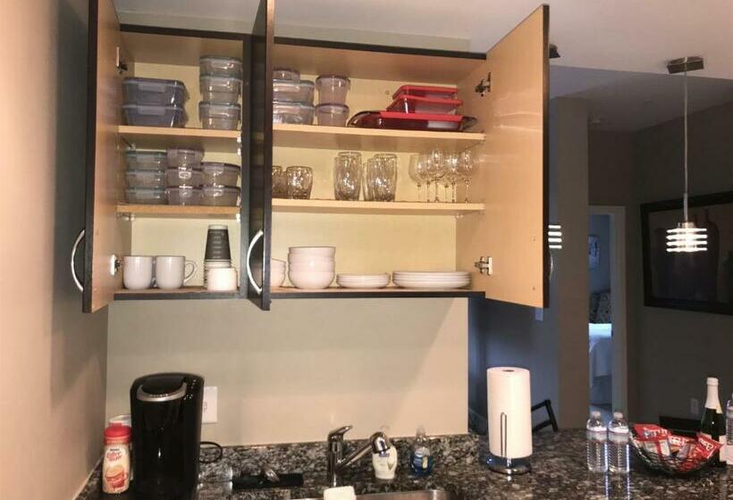 Midtown Oasis   Pool And Private Balcony