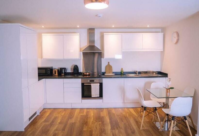 Modern Two Bed Apartment Near Stadium