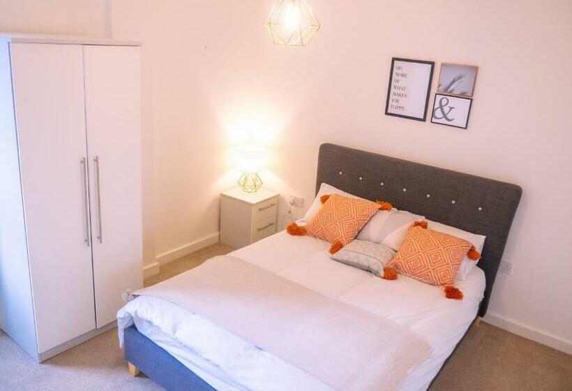 Modern Two Bed Apartment Near Stadium