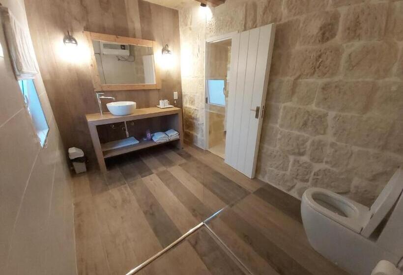 Beautifully Converted Farmhouse Villa In Gozo With Large Pool And Outdoor Area