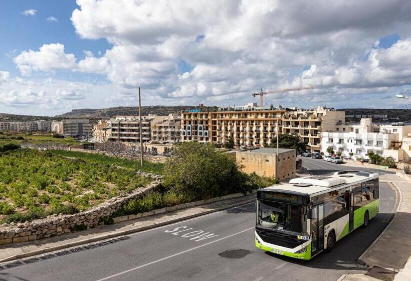 Seaside Flat With Scenic Country Views