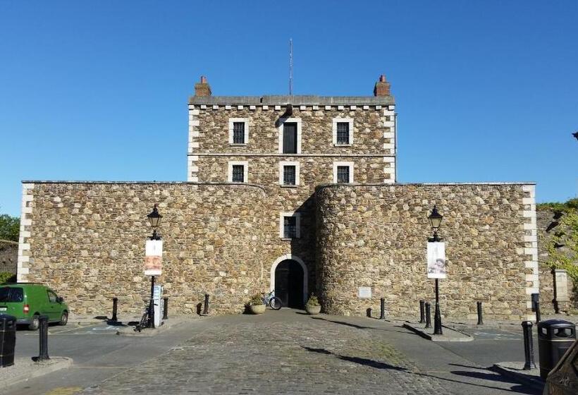 Hilltop Seaview Apartment