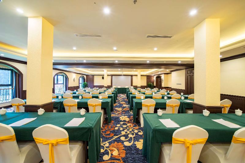 Отель Howard Johnson By Wyndham Yaan Forest Resort