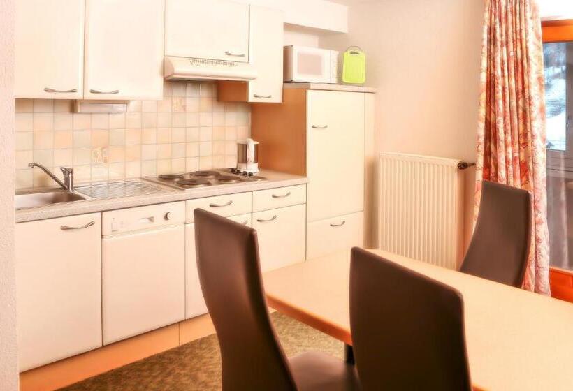 مبيت وإفطار Garni Madrisa