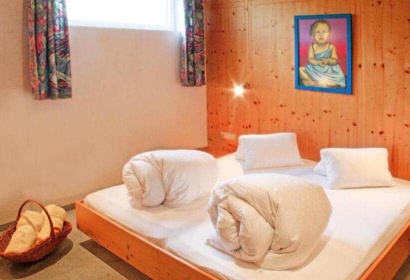 مبيت وإفطار Garni Madrisa