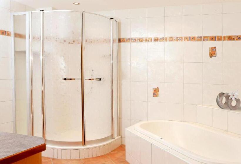 مبيت وإفطار Garni Madrisa