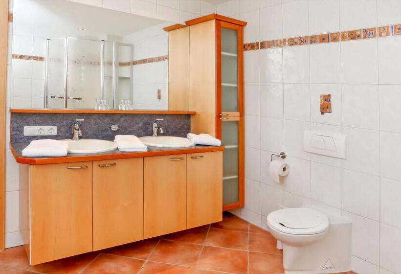 مبيت وإفطار Garni Madrisa