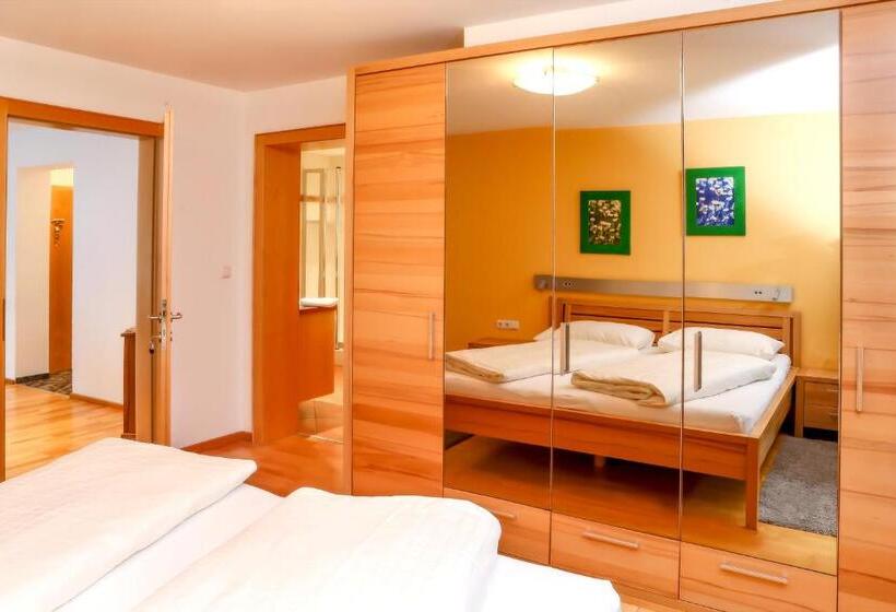 مبيت وإفطار Garni Madrisa