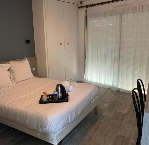 Отель Au Relais Des Lilas