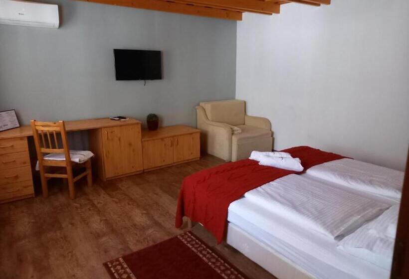 ホテル Blum Pince   Borozó Vendégház