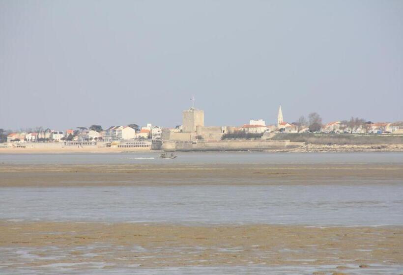 ホテル Hôtel Restaurant La Chaloupe