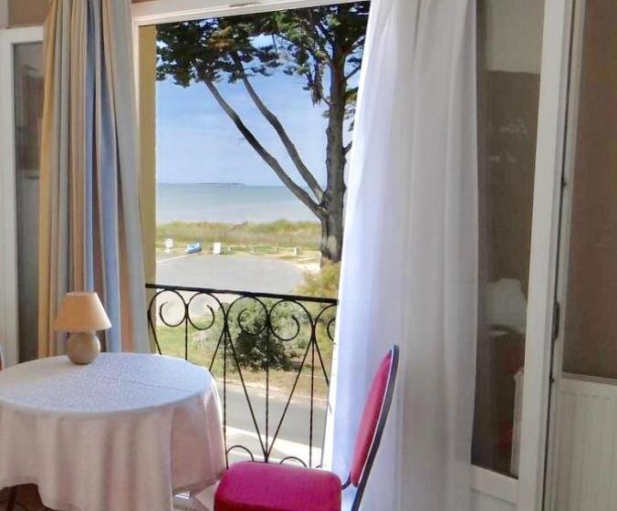 ホテル Hôtel Restaurant La Chaloupe