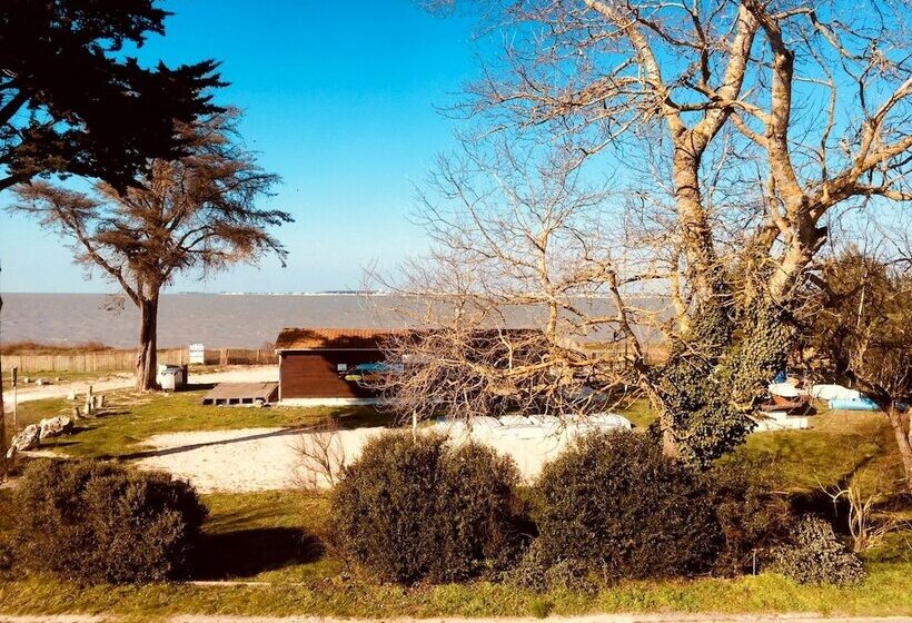 ホテル Hôtel Restaurant La Chaloupe