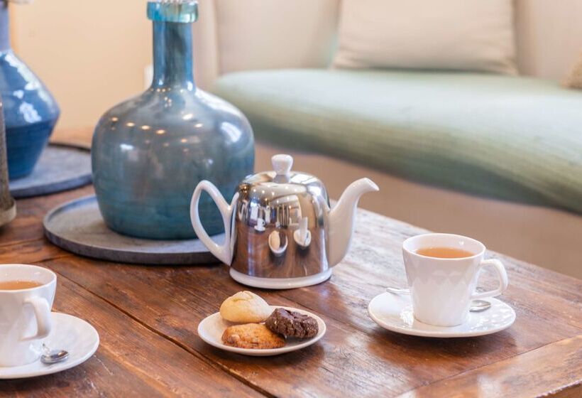 Отель Hôtel Traiteur Les Ormes, The Originals Relais