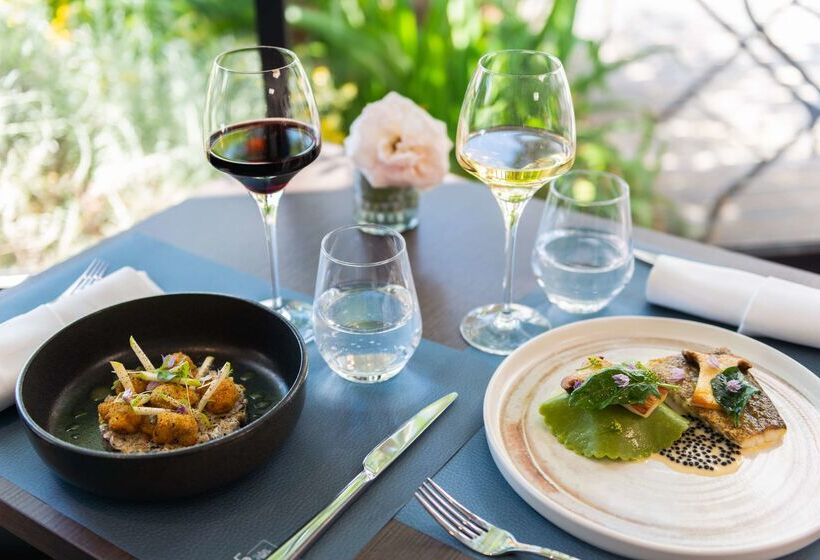 Отель Hôtel Traiteur Les Ormes, The Originals Relais