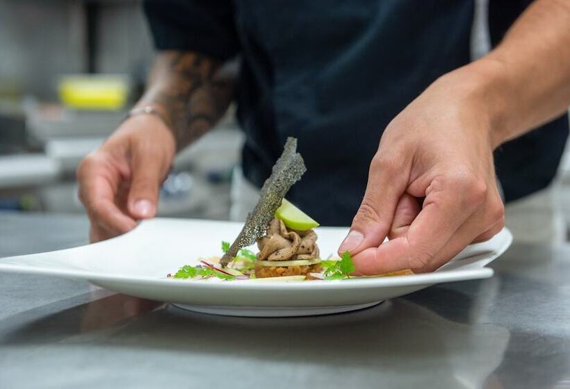 Отель Hôtel Traiteur Les Ormes, The Originals Relais