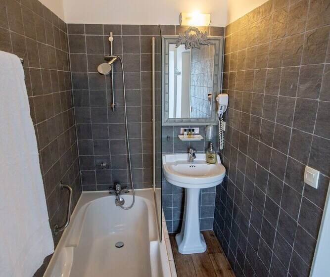 Отель Hôtel Traiteur Les Ormes, The Originals Relais