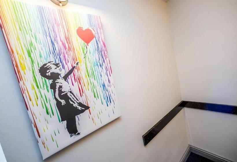 בית מלון כפרי Huddersfield Central Lodge