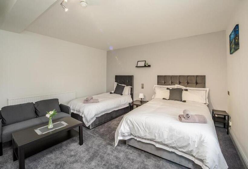 בית מלון כפרי Huddersfield Central Lodge