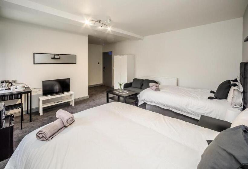 בית מלון כפרי Huddersfield Central Lodge