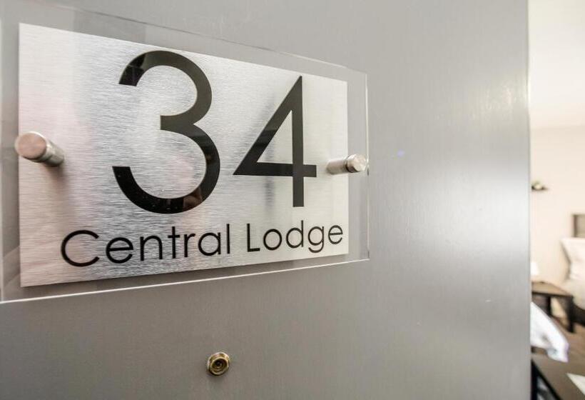 בית מלון כפרי Huddersfield Central Lodge