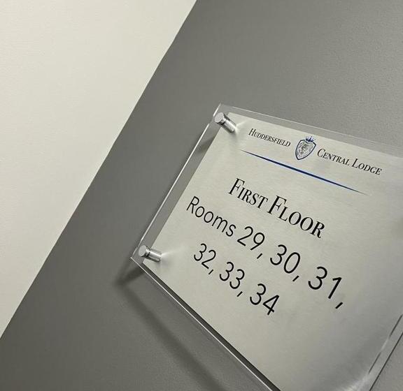 בית מלון כפרי Huddersfield Central Lodge