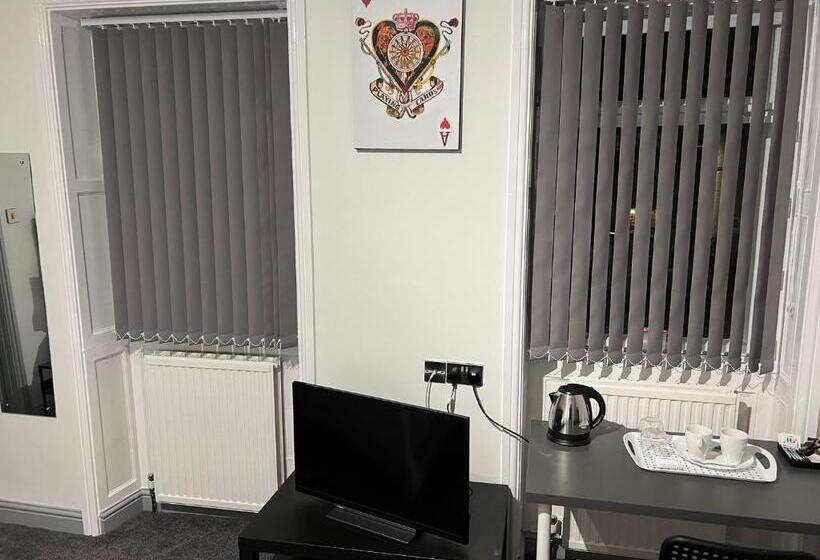 בית מלון כפרי Huddersfield Central Lodge