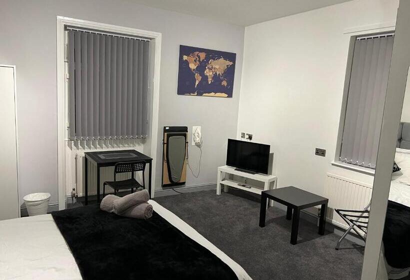 هتل Huddersfield Central Lodge