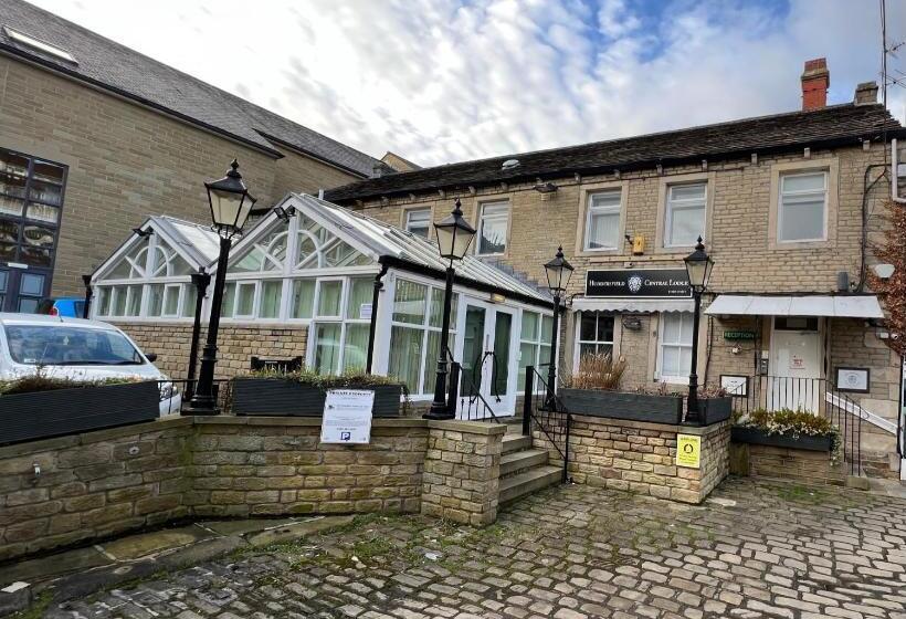 בית מלון כפרי Huddersfield Central Lodge