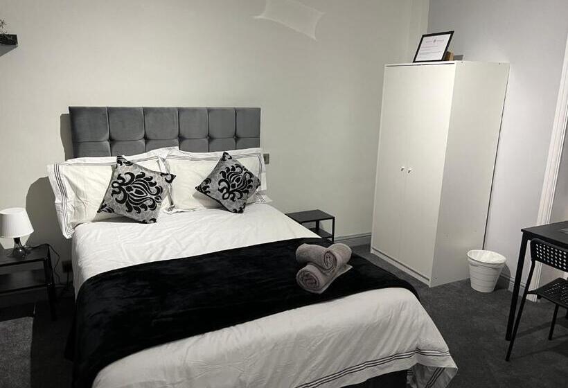 בית מלון כפרי Huddersfield Central Lodge