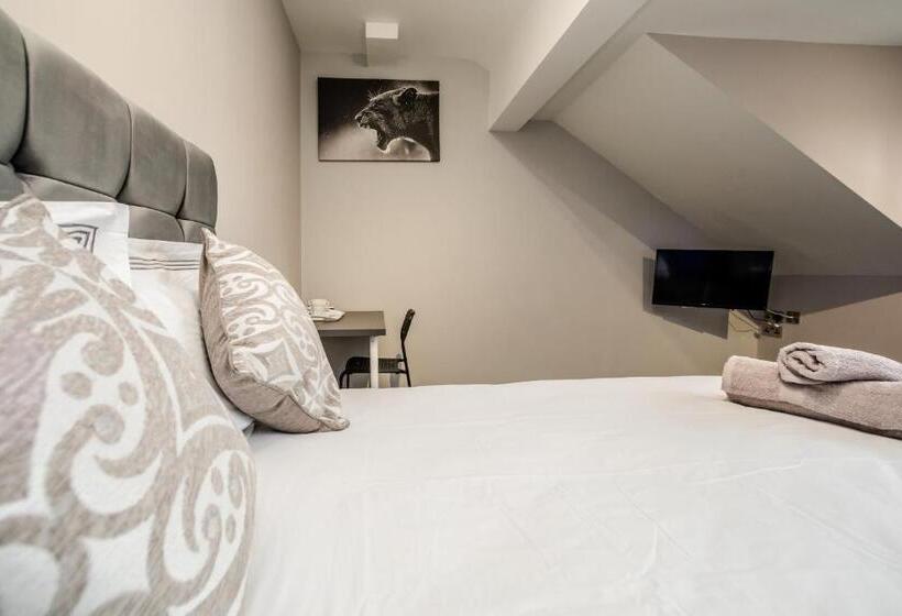 בית מלון כפרי Huddersfield Central Lodge