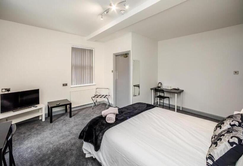 בית מלון כפרי Huddersfield Central Lodge