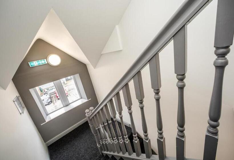 בית מלון כפרי Huddersfield Central Lodge