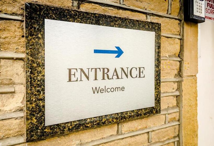 בית מלון כפרי Huddersfield Central Lodge