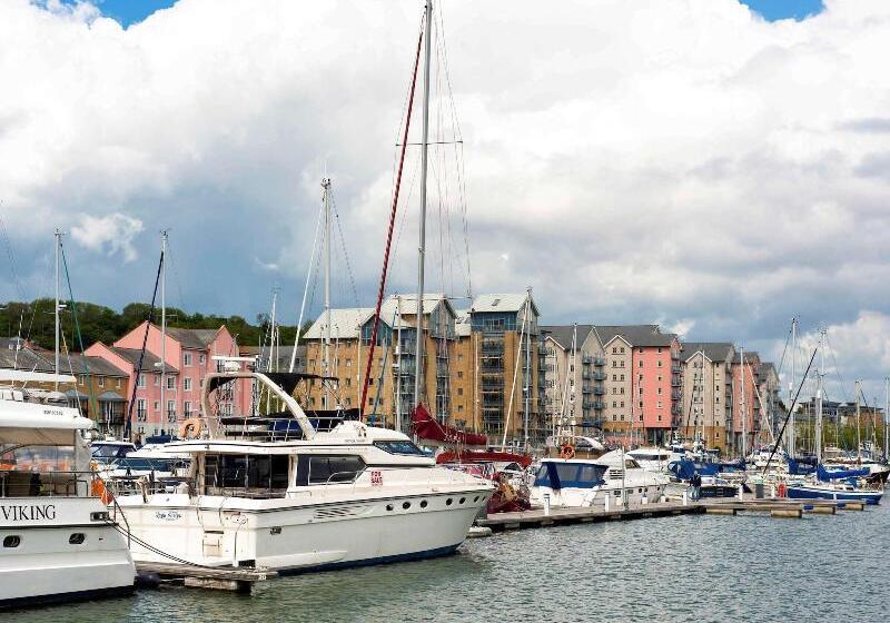 فندق Go2 Portishead Marina
