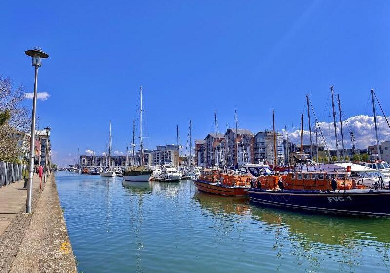فندق Go2 Portishead Marina