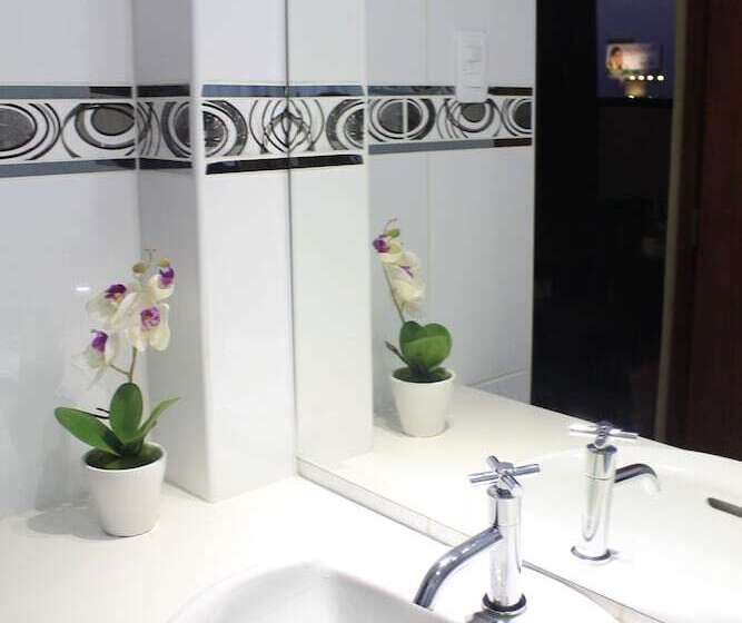 Отель Manhattan Inn Airport