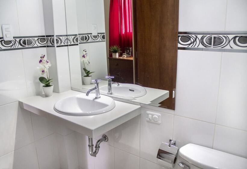 Отель Manhattan Inn Airport