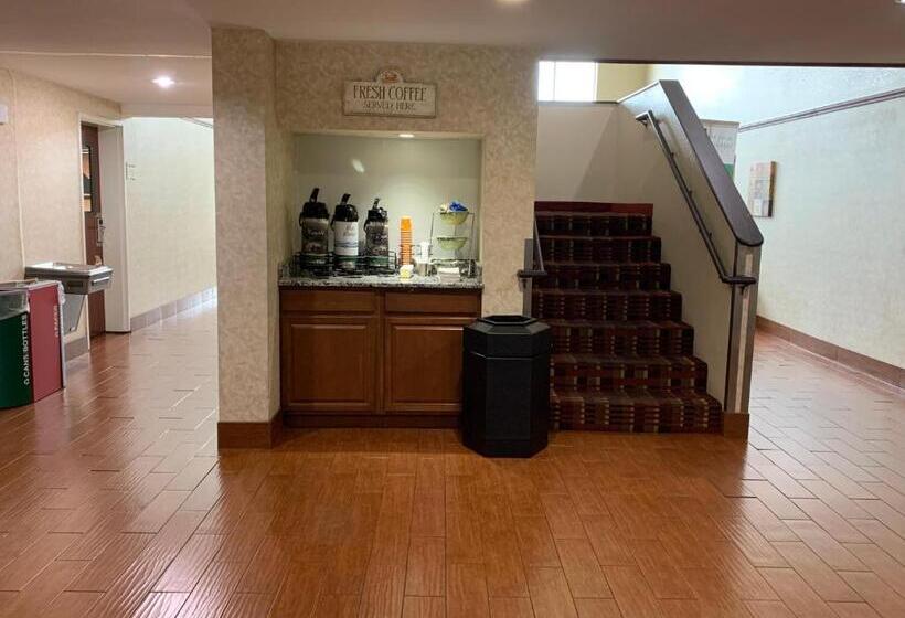 בית מלון כפרי Quality Inn And Suites Middletown Franklin