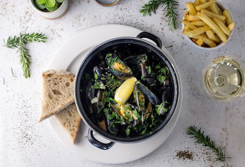 Отель The Lewinnick Lodge