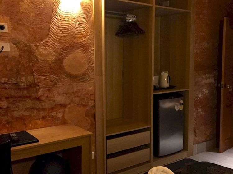 The Lookout Cave Underground Motel