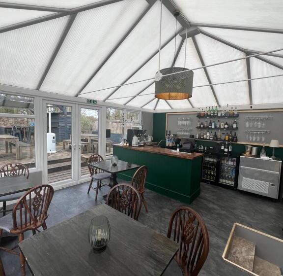 הוסטל Pear & Olive Cottage