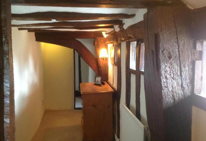 مبيت وإفطار The Greyhound   Historic Former Inn