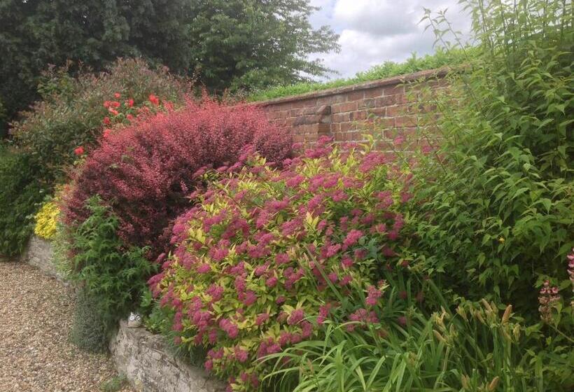 مبيت وإفطار The Greyhound   Historic Former Inn