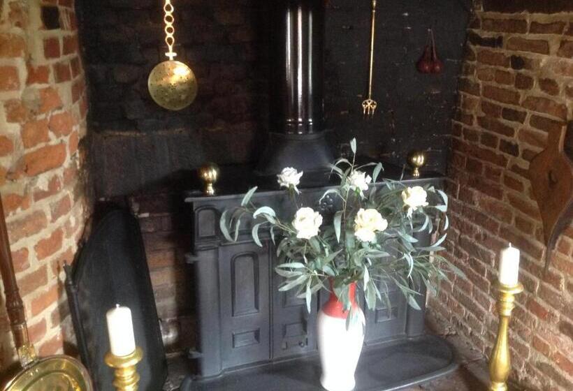 مبيت وإفطار The Greyhound   Historic Former Inn