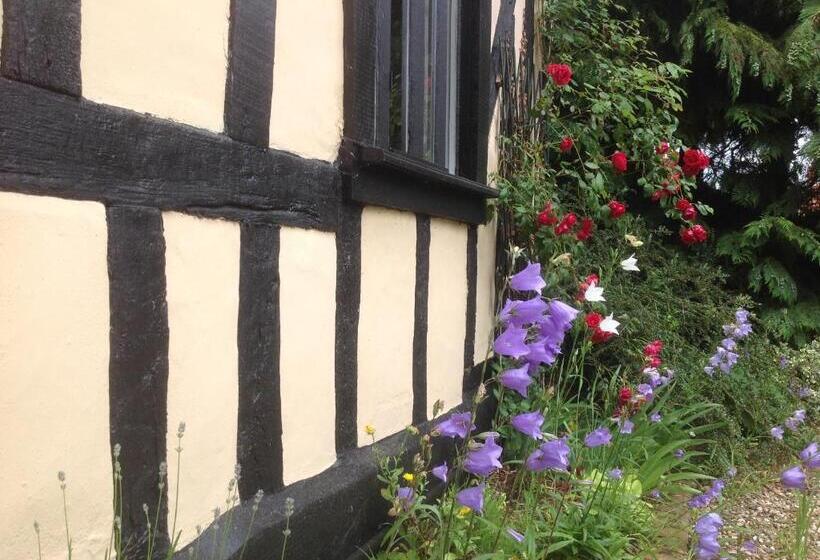 مبيت وإفطار The Greyhound   Historic Former Inn