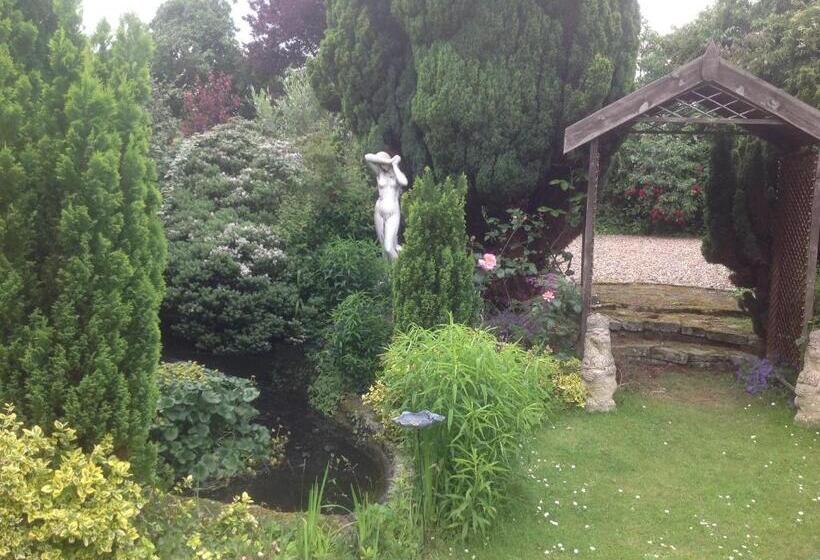 مبيت وإفطار The Greyhound   Historic Former Inn